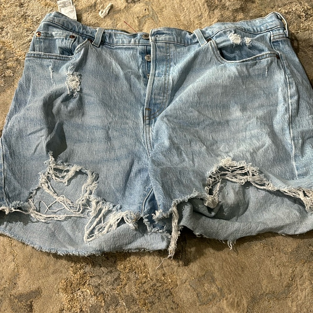 Levi shorts perfect for the summer! ☀️